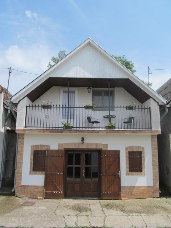 Csaszartoltes Berger Pince Es Vendeghaz酒店 外观 照片